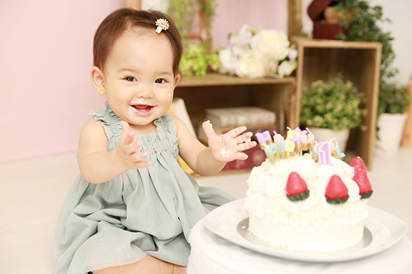スマッシュケーキフォト！ケーキと一緒にお誕生日記念写真を撮影したい方へ。